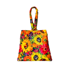 Load image into Gallery viewer, Sweet floral wristlet