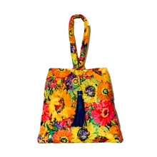 Load image into Gallery viewer, Sweet floral wristlet